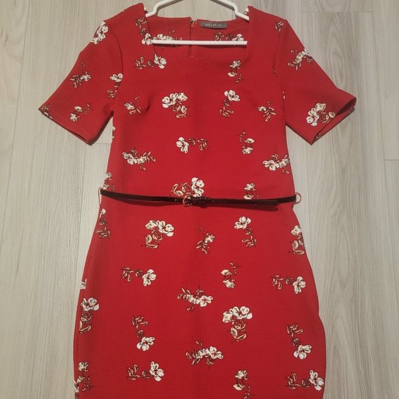 Fitted Red Floral Dress - Picture 1 of 8
